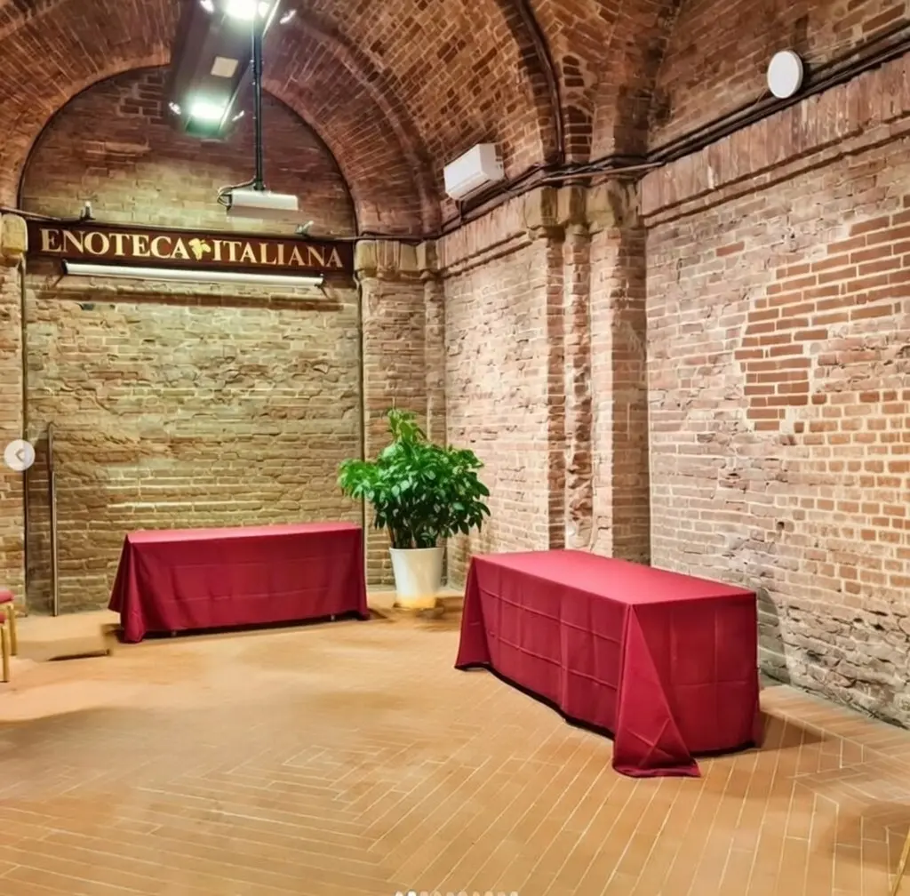 Sala ricevimento con volta medievale - Enoteca Italiana Siena